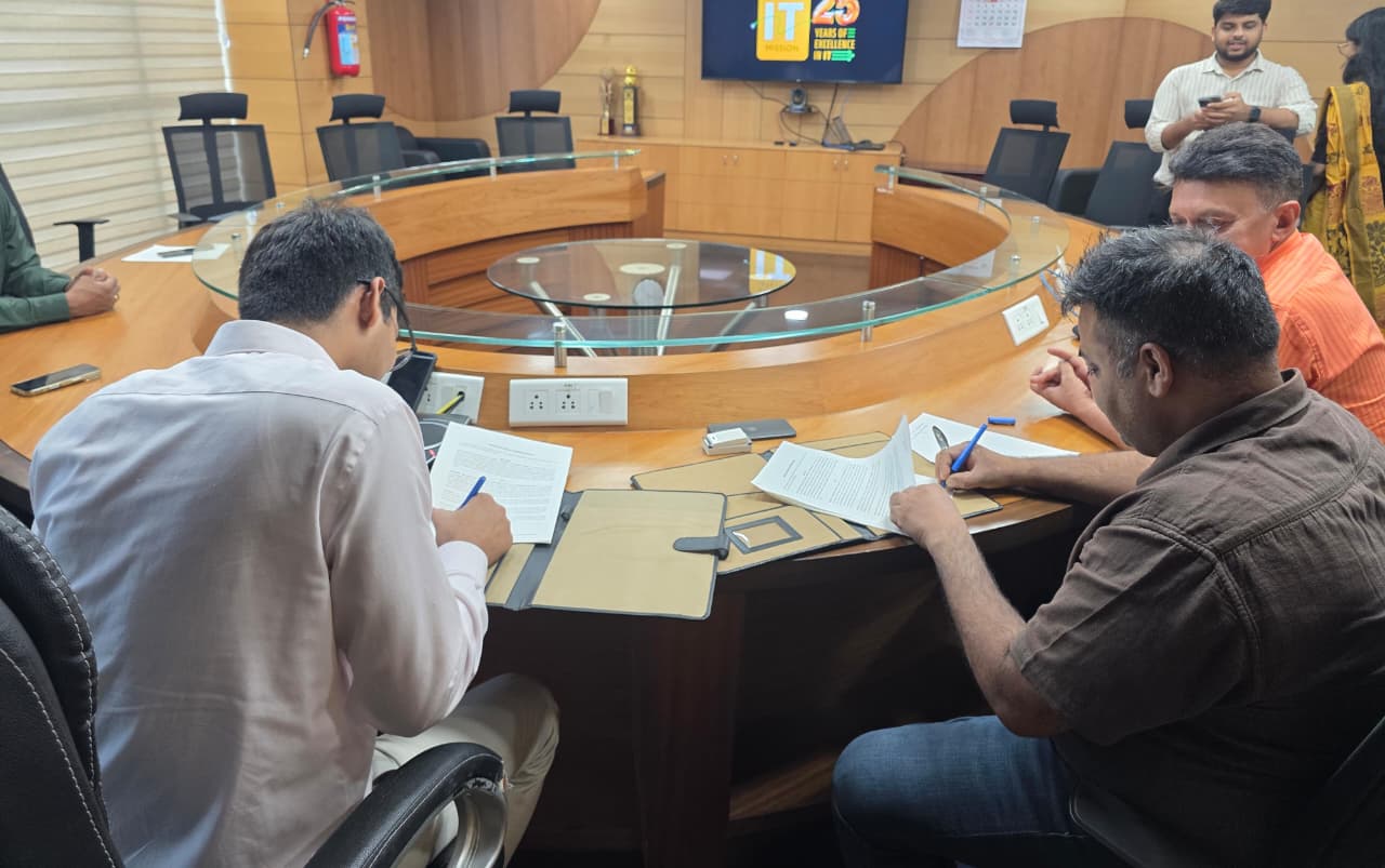 Representing the organisations, Mr. Vipin Vindal, Founder & CEO, Quarks Technosoft Pvt Ltd, and Shri Sandip Kumar IAS, CEO, Technopark, signed the MoU.