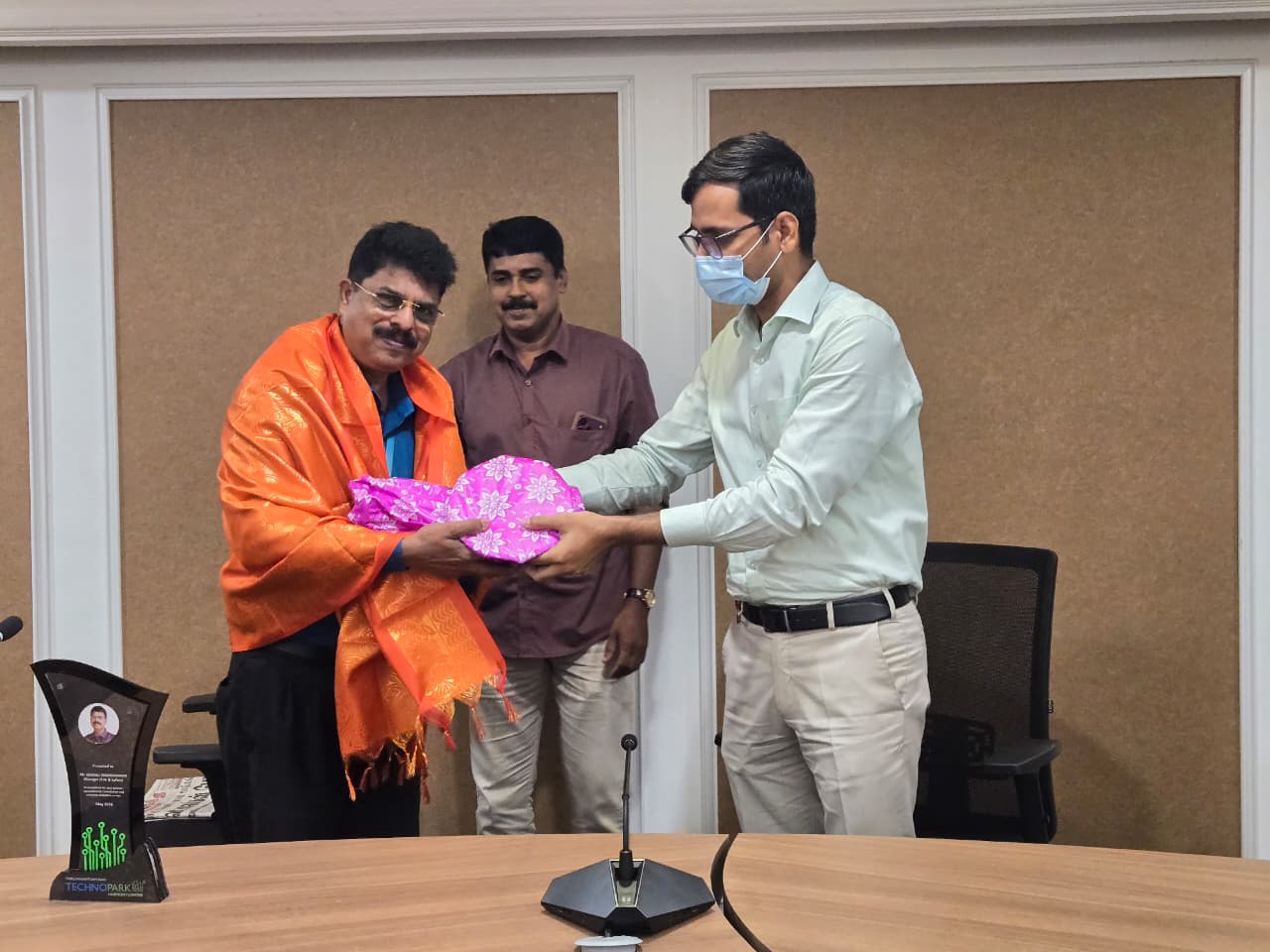 Mr. Madhu Janardhanan Recieving momento from Shri. Sandip Kumar IAS (CEO )of Technopark